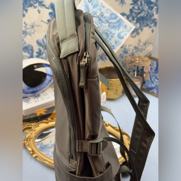 🆕 lululemon athletica 🧿 NWOT New Crew Backpack, Bay Leaf (Olive Green) - 22L - Picture 6 of 12